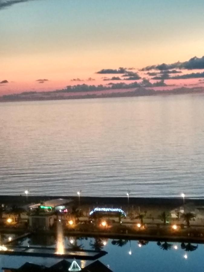 Апартамент с видом на море Батуми Екстериор снимка